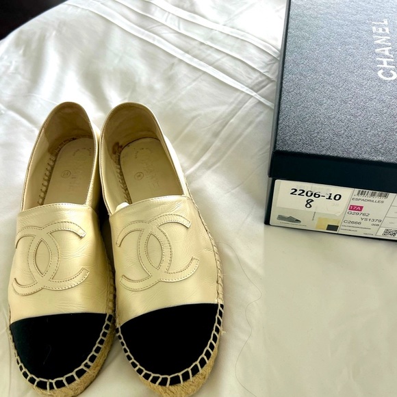 NWT- UNIQUE IVORY COLOR- NOT BEIGE- Chanel Leather Espadrilles Ivory/Black. - Picture 2 of 9